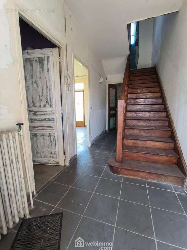 L&#039;entrée nous mène vers... - Maison à VAILLY-SUR-AISNE