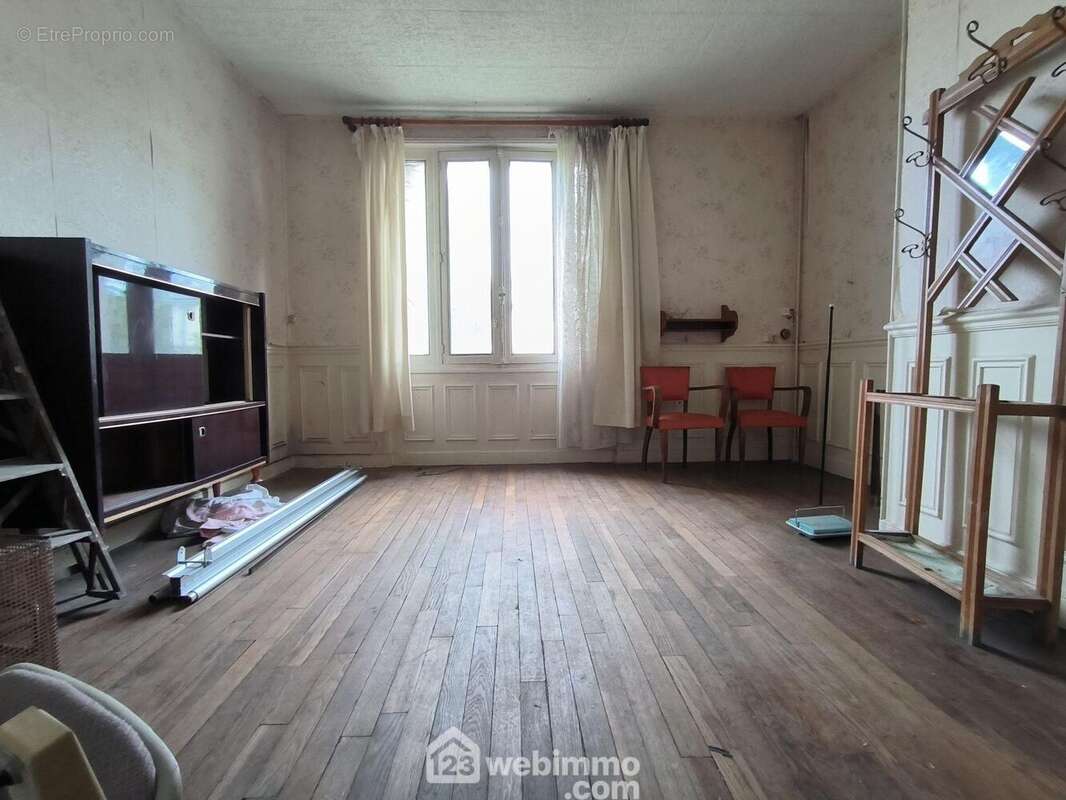 Un salon de 16 m² avec cheminée - Maison à VAILLY-SUR-AISNE