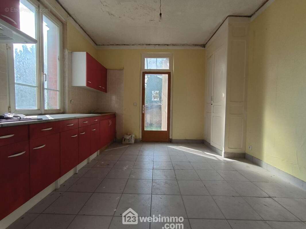 Une cuisine aménagée de 13 m² - Maison à VAILLY-SUR-AISNE