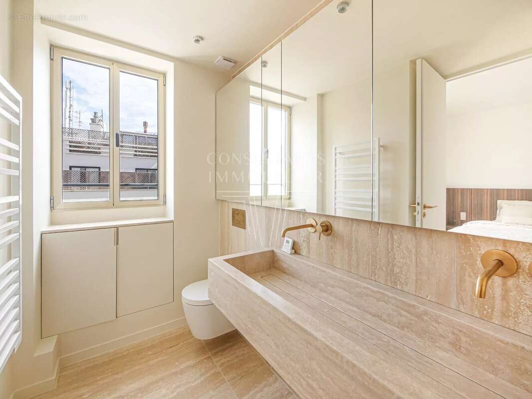 Appartement à PARIS-8E