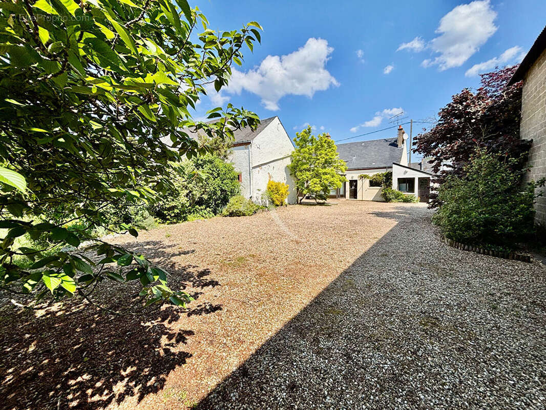 Maison à SAINT-DENIS-DE-L&#039;HOTEL