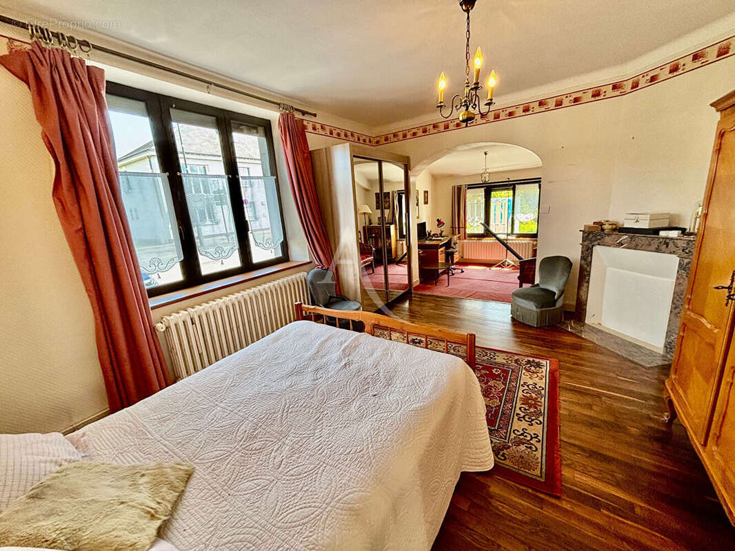 Maison à SAINT-DENIS-DE-L&#039;HOTEL