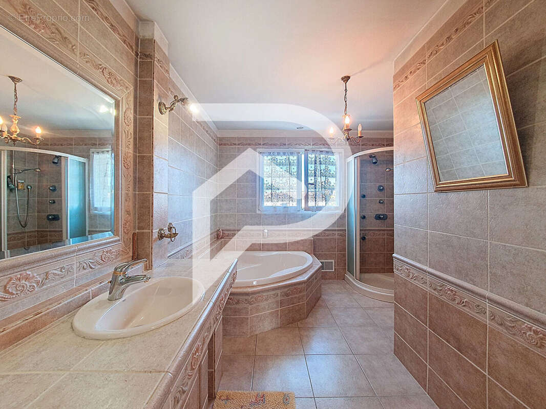 Maison à VILLENEUVE-DE-BERG