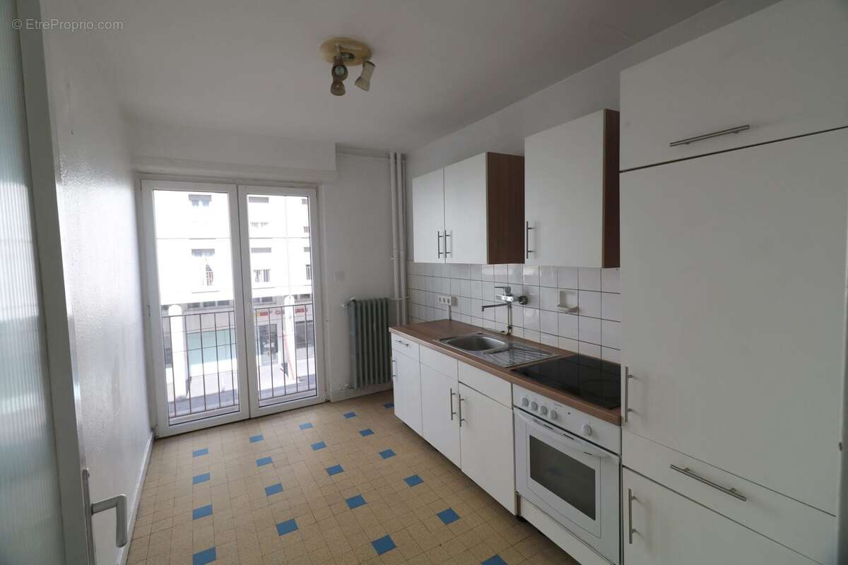 cuisine équipée  - Appartement à STRASBOURG