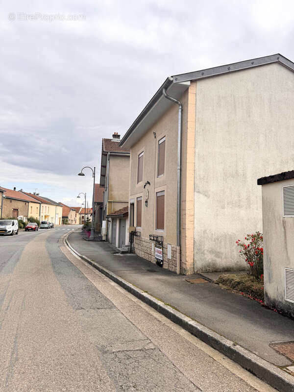 Maison à MONTIGNY-SUR-CHIERS