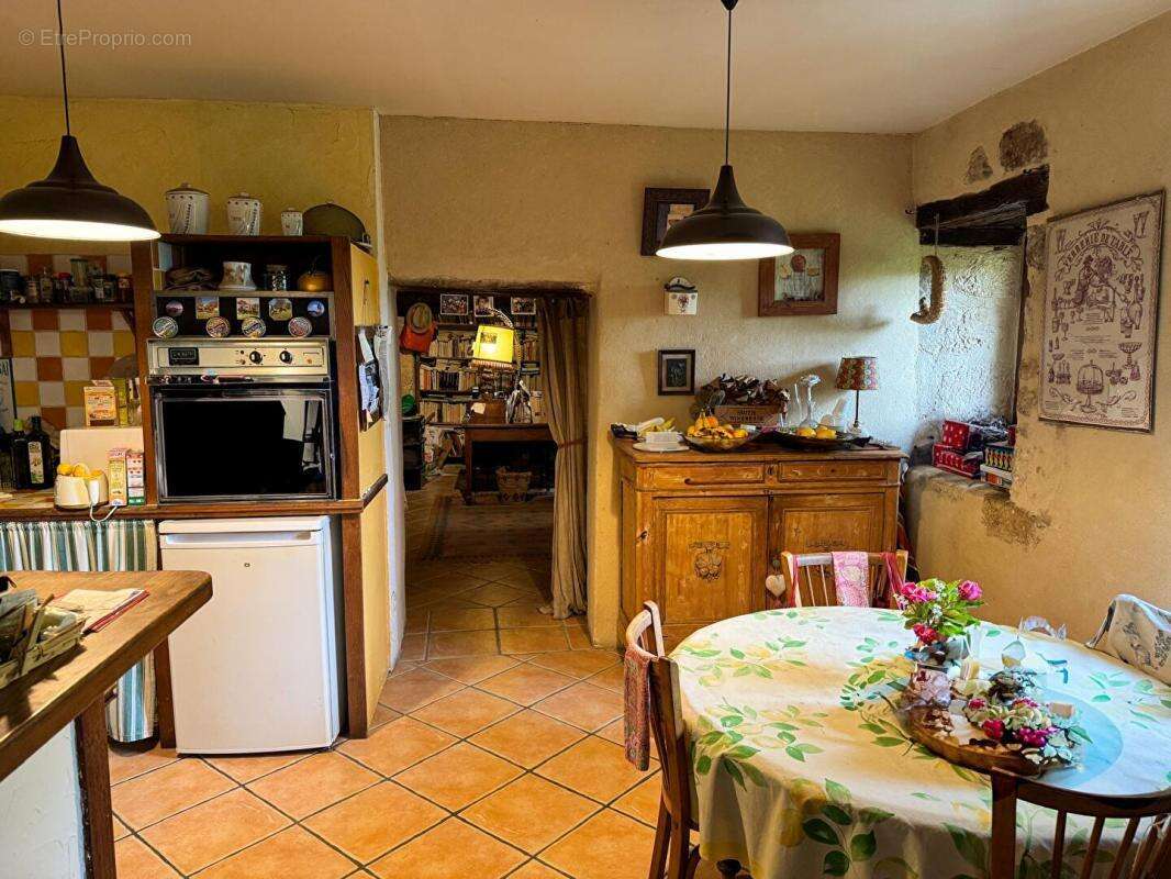 Maison à SAINT-CAPRAISE-DE-LALINDE