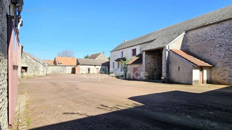 Maison à VILLENEUVE-SUR-AUVERS