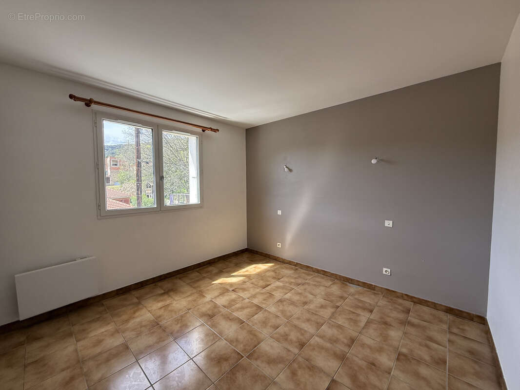 Appartement à REYNES