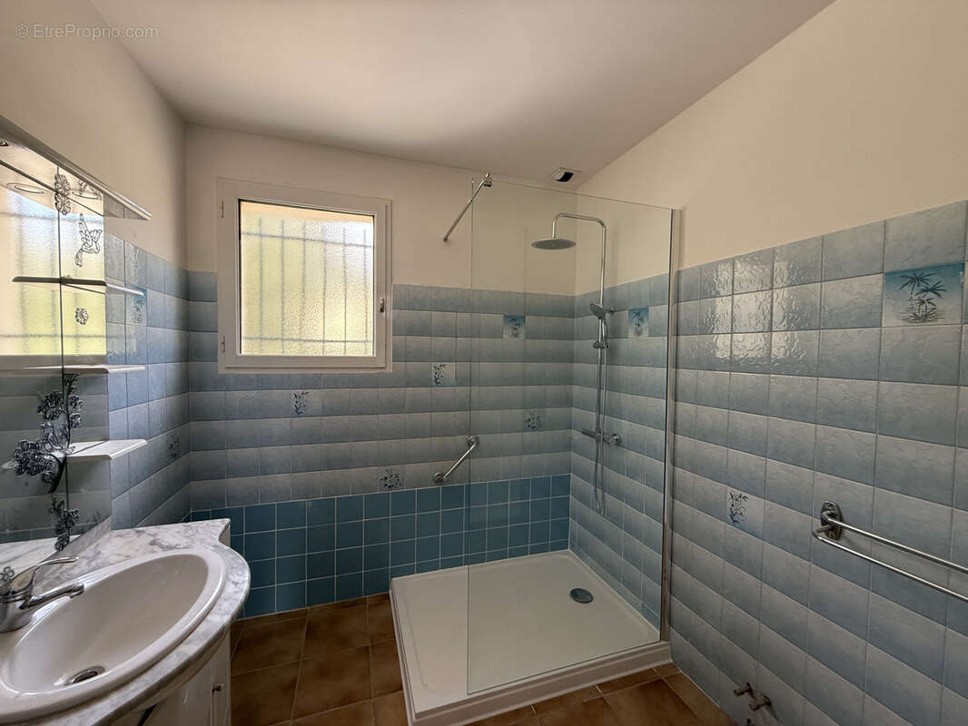 Appartement à REYNES