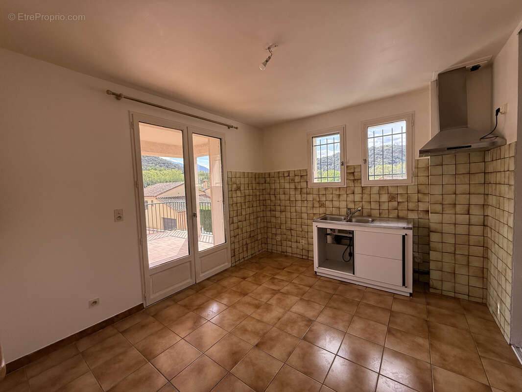 Appartement à REYNES