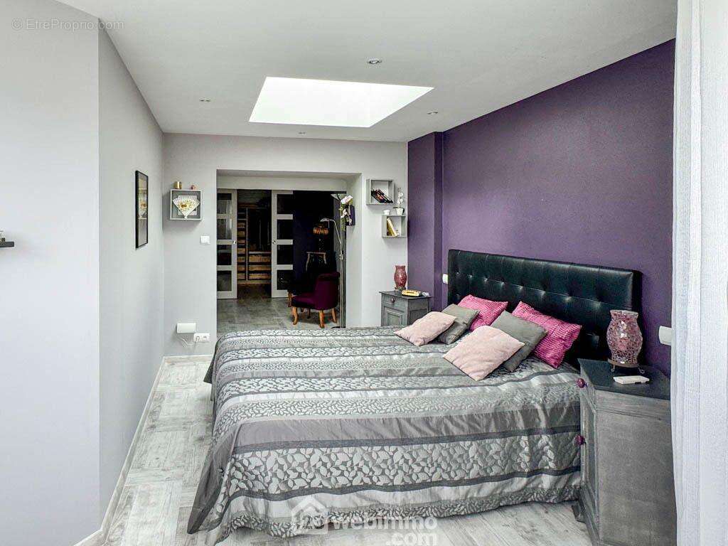 A l&#039;étage le palier dessert 2 chambres... - Maison à CHOLET