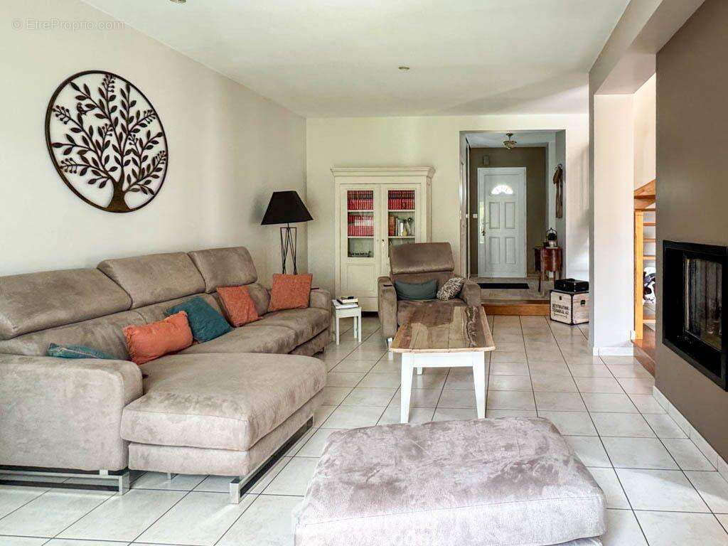 Dès l&#039;entrée vous serez accueillis par le salon... - Maison à CHOLET