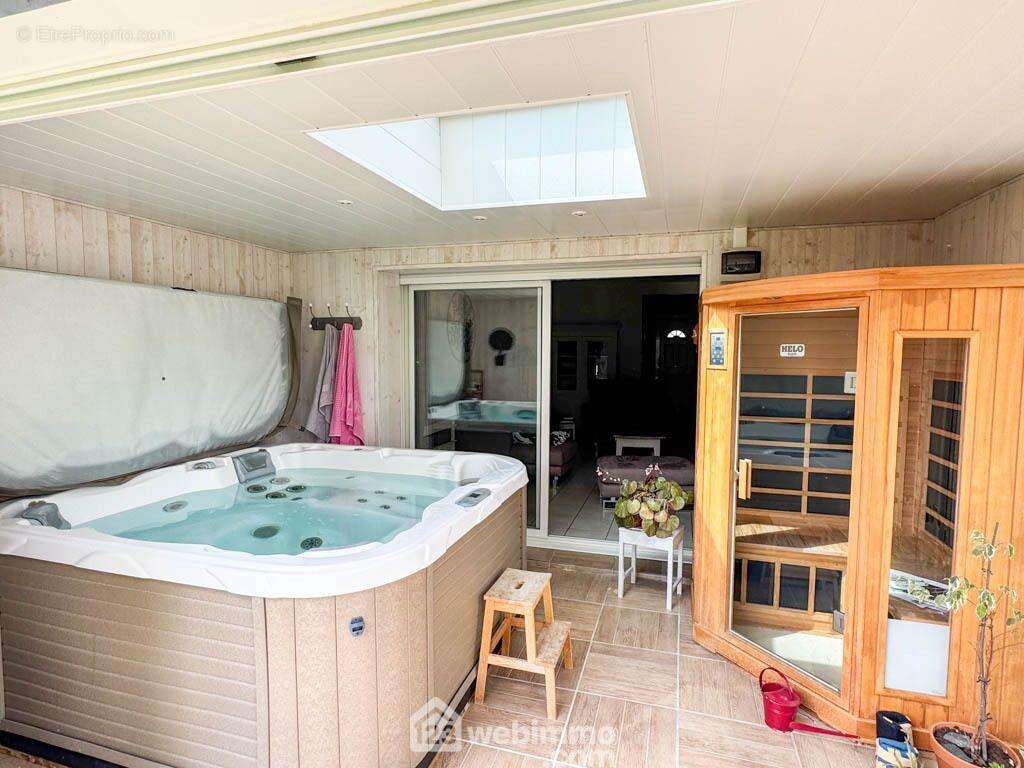 ...et d&#039;un espace détente avec jacuzzi et sauna. - Maison à CHOLET