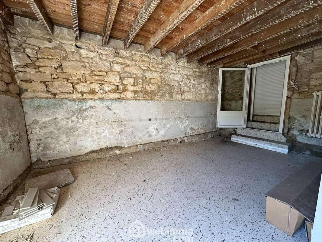 A ses cotés, l&#039;espace salle à manger - Maison à CHERET