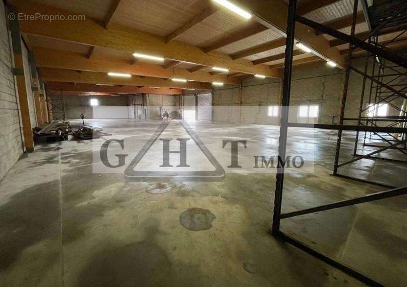 Commerce à LE MESNIL-AMELOT