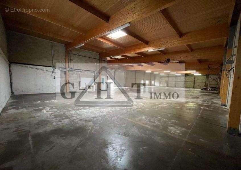 Commerce à LE MESNIL-AMELOT