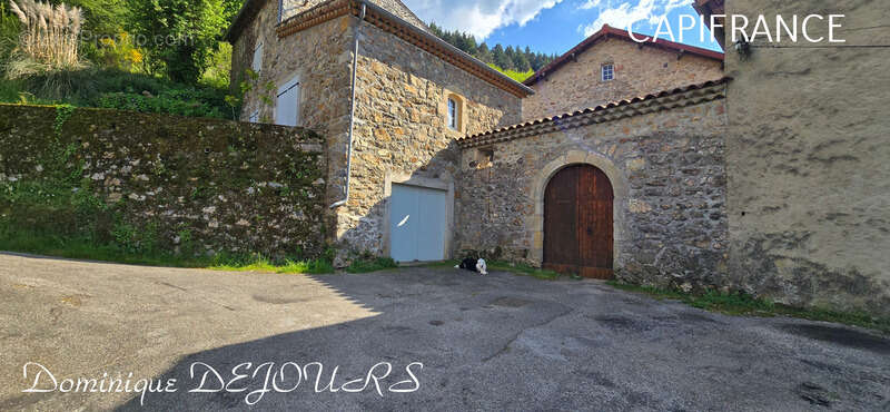 Maison à SAINT-SAUVEUR-DE-MONTAGUT