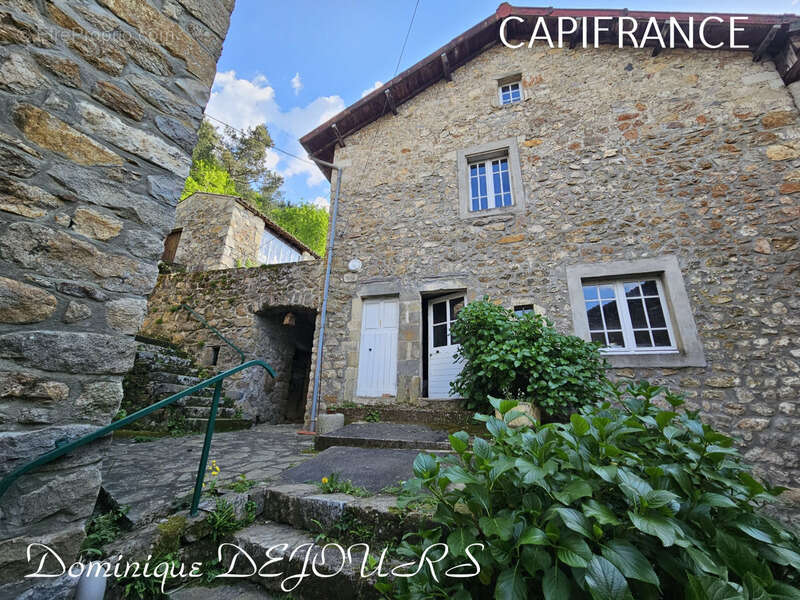 Maison à SAINT-SAUVEUR-DE-MONTAGUT