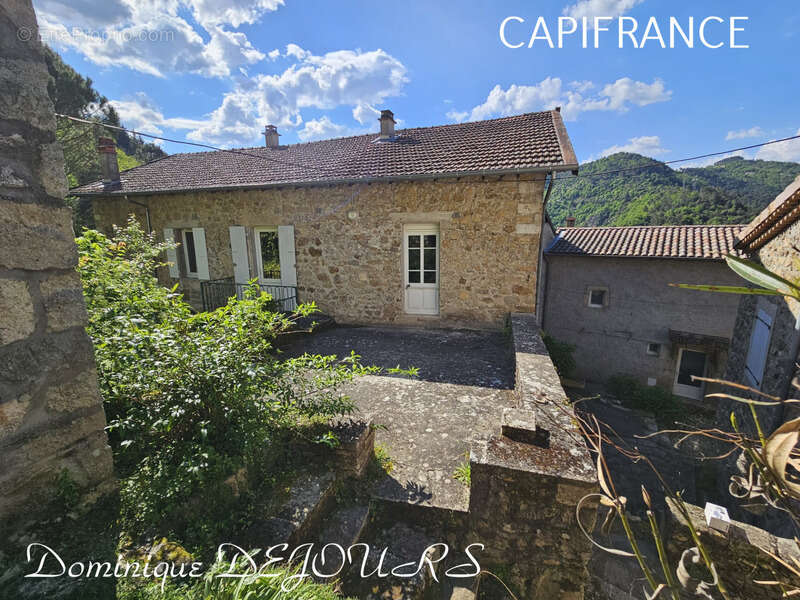 Maison à SAINT-SAUVEUR-DE-MONTAGUT