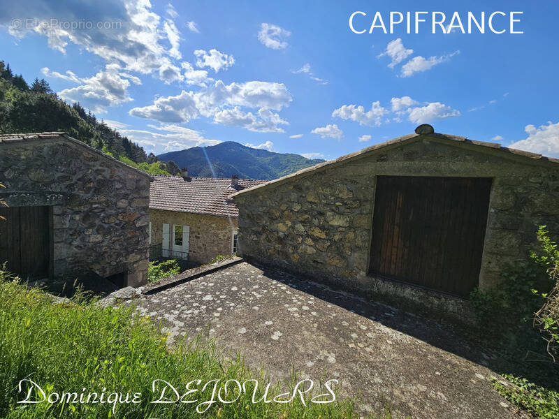 Maison à SAINT-SAUVEUR-DE-MONTAGUT