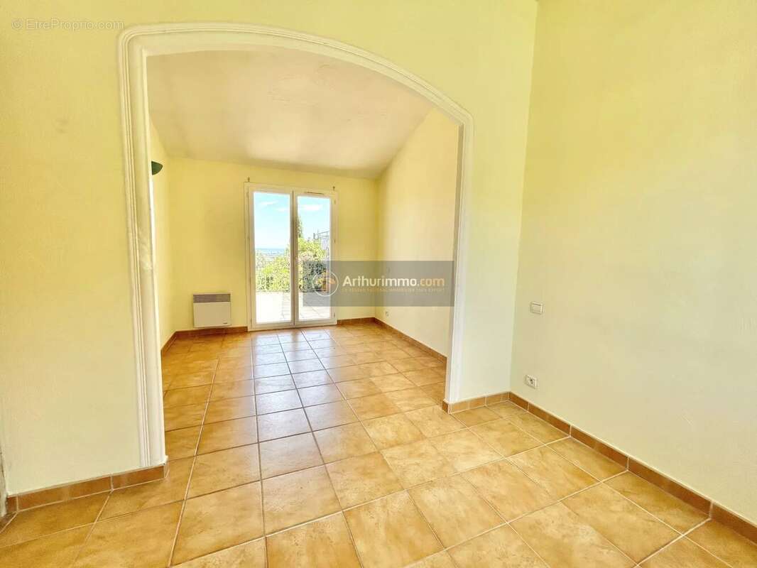 Maison à ROQUEBRUNE-SUR-ARGENS