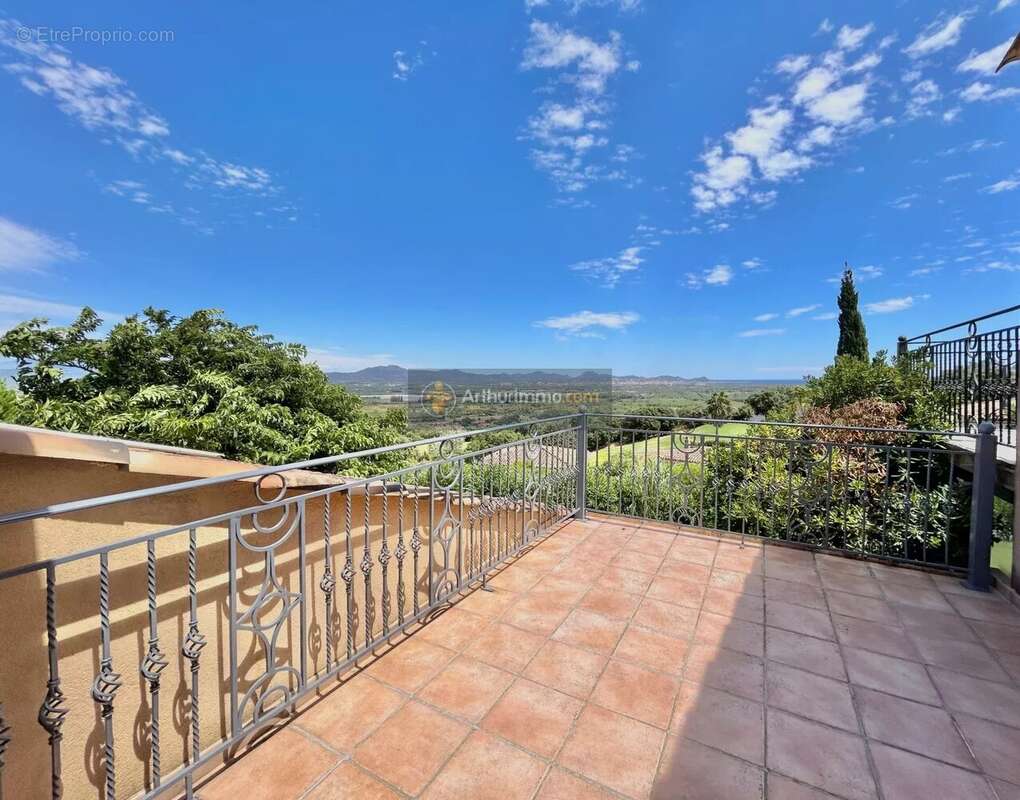 Maison à ROQUEBRUNE-SUR-ARGENS