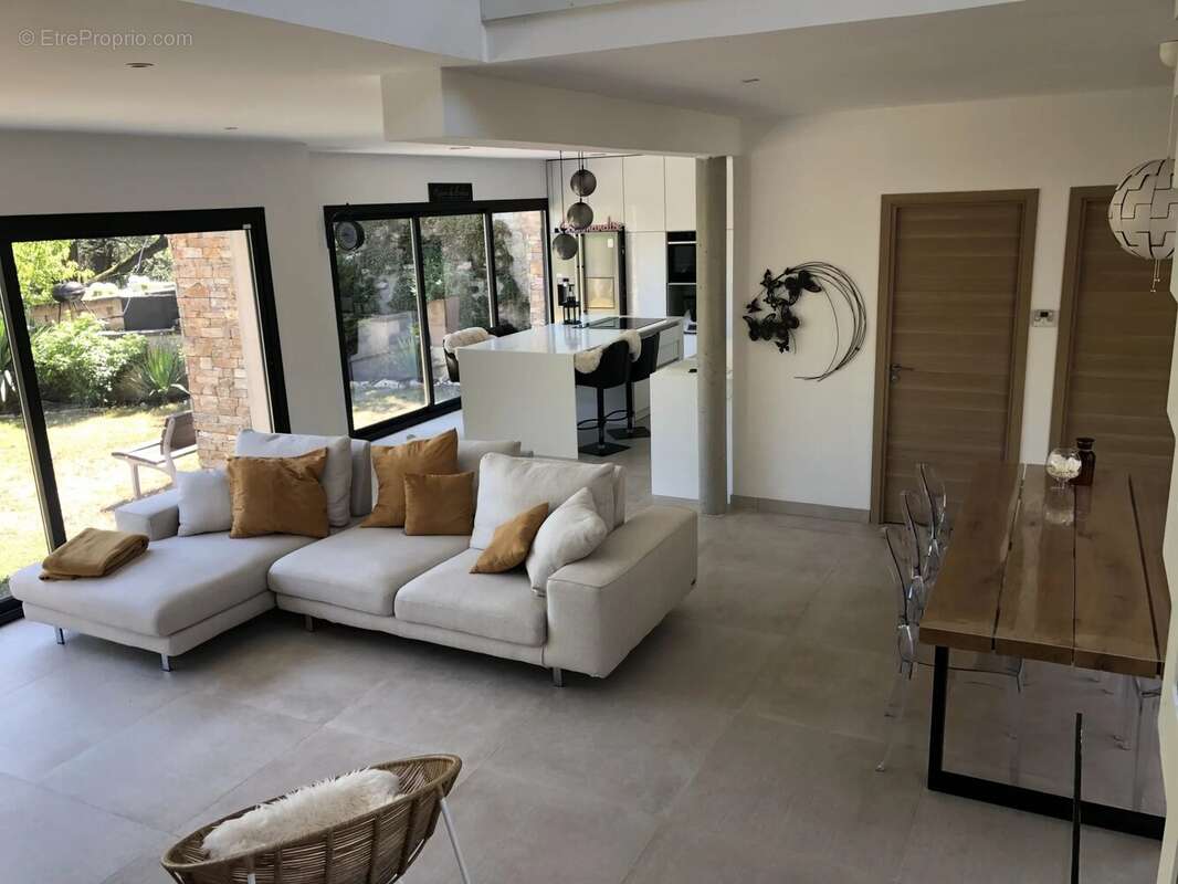 Maison à LE MESNIL-LE-ROI