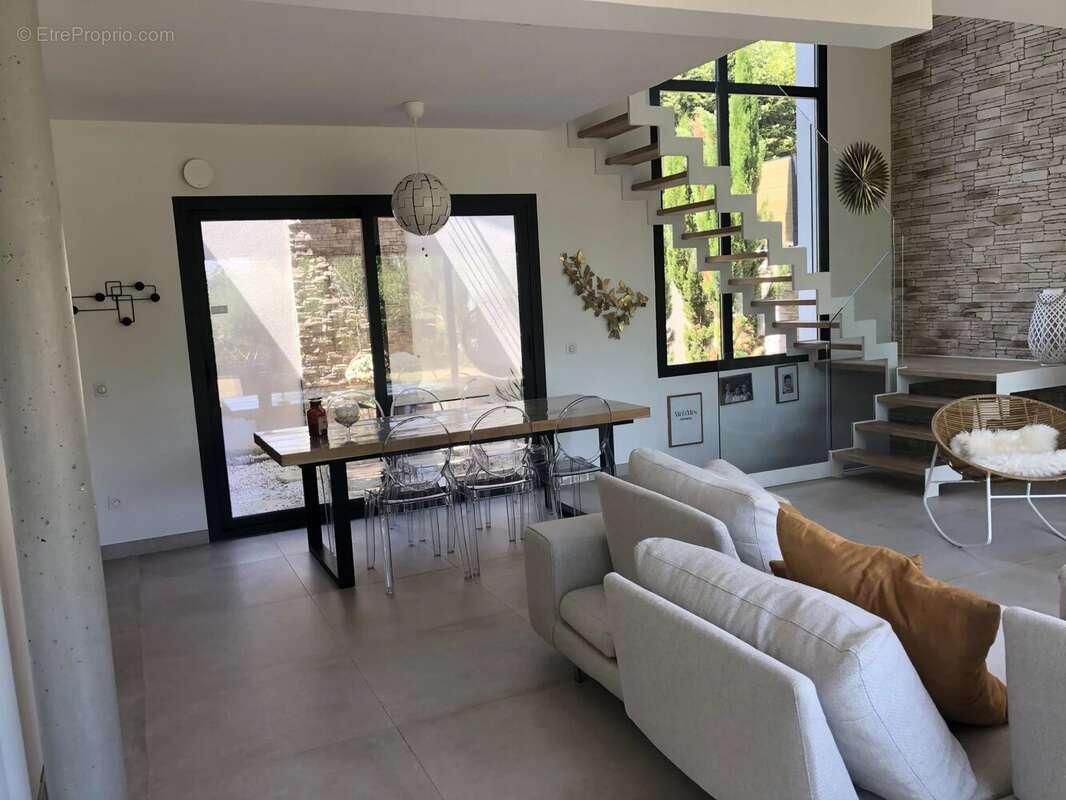 Maison à LE MESNIL-LE-ROI