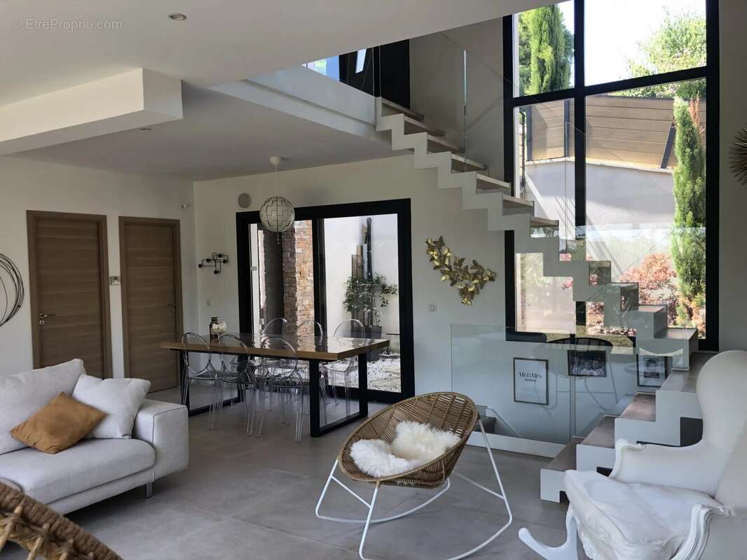 Maison à LE MESNIL-LE-ROI