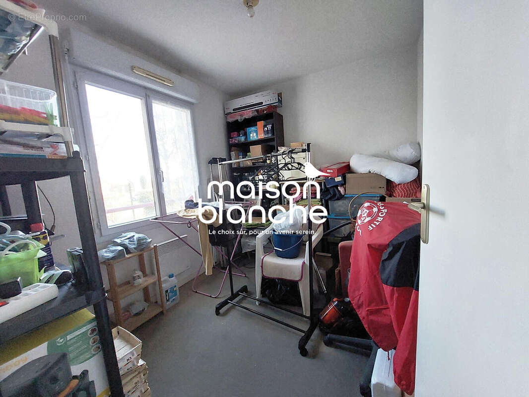 Bureau/ Chambre - Appartement à PARTHENAY