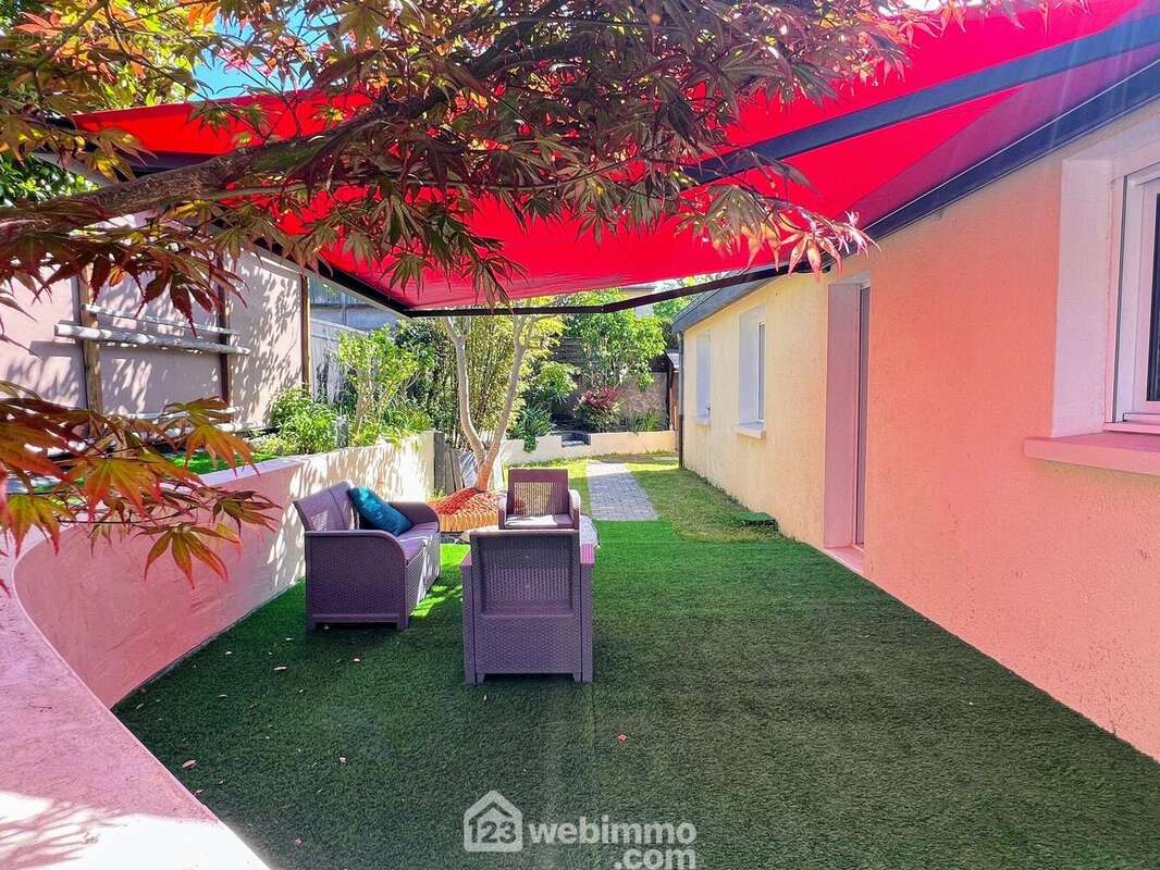 ... et dispose d&#039;une agréable terrasse équipée d&#039;un store banne. - Maison à MONTREUIL-JUIGNE