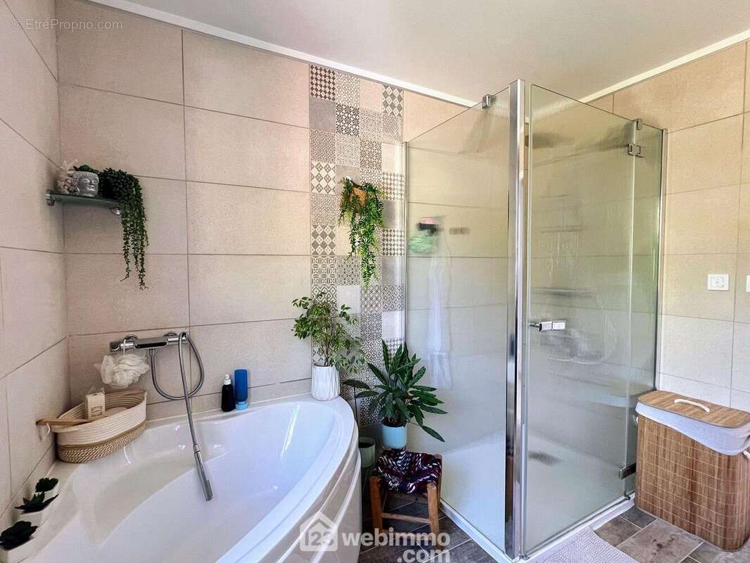 ... offre une baignoire et une douche. - Maison à MONTREUIL-JUIGNE