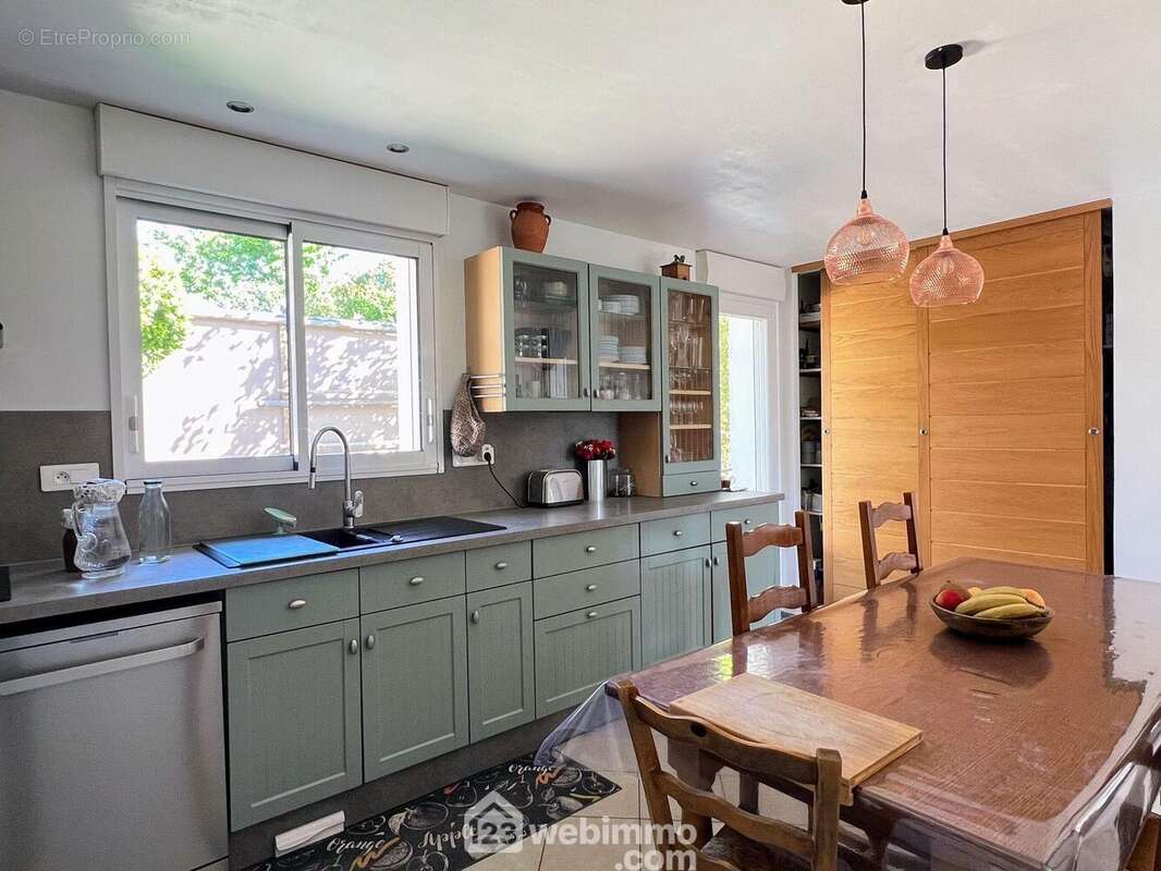 A proximité, une cuisine aménagée. - Maison à MONTREUIL-JUIGNE