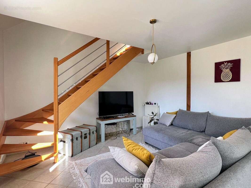 L&#039;entrée ouvre sur un ensemble salon séjour lumineux... - Maison à MONTREUIL-JUIGNE