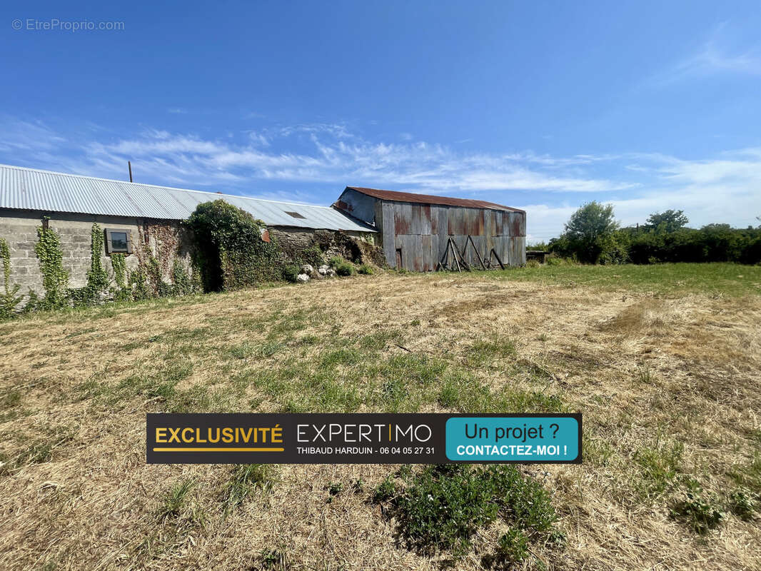 Terrain à SAINT-HILAIRE-DE-CHALEONS