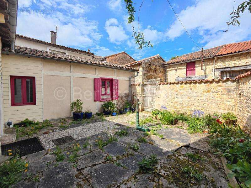 Commerce à SAUZE-VAUSSAIS