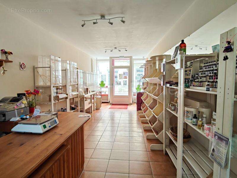 Commerce à SAUZE-VAUSSAIS