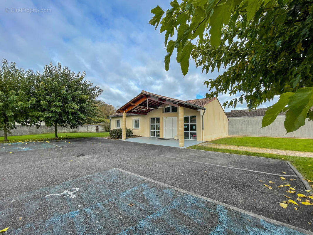 Maison à SAINT-MEDARD-DE-GUIZIERES