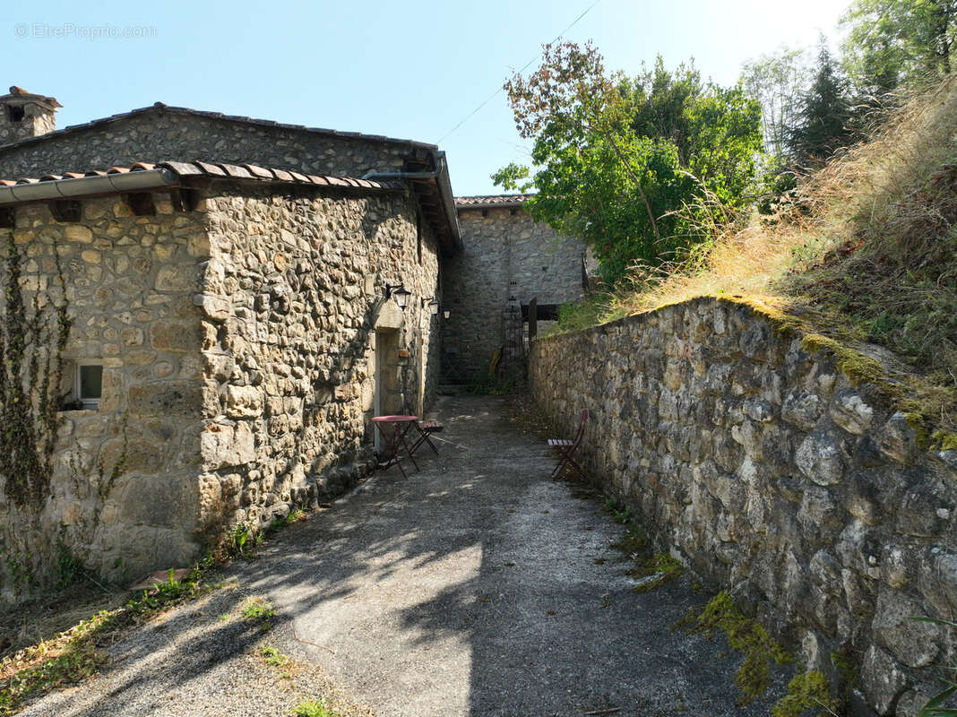 Maison à SAINT-SAUVEUR-DE-MONTAGUT