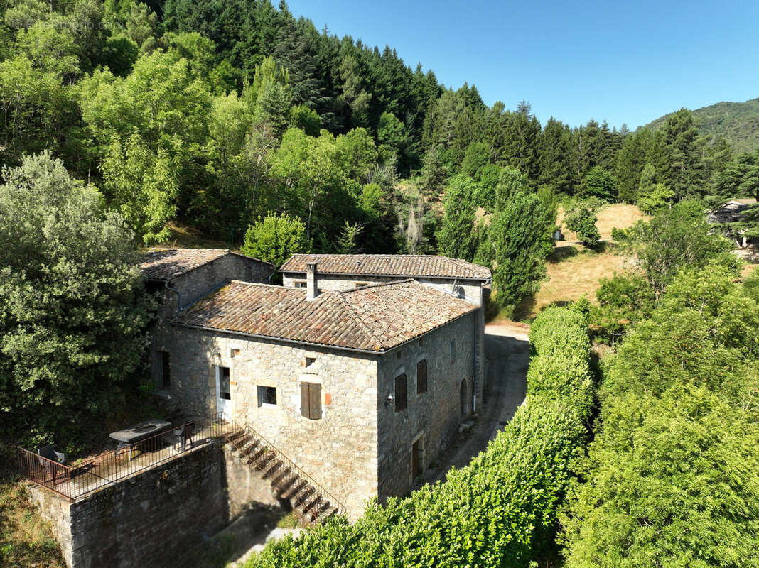 Maison à SAINT-SAUVEUR-DE-MONTAGUT