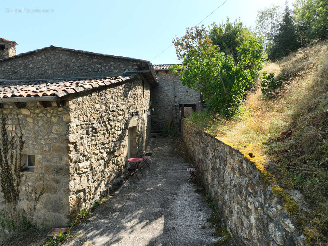 Maison à SAINT-SAUVEUR-DE-MONTAGUT