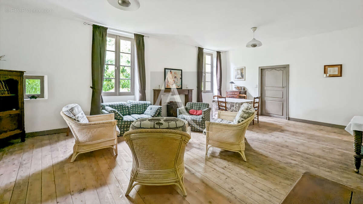 Maison à BLANQUEFORT-SUR-BRIOLANCE