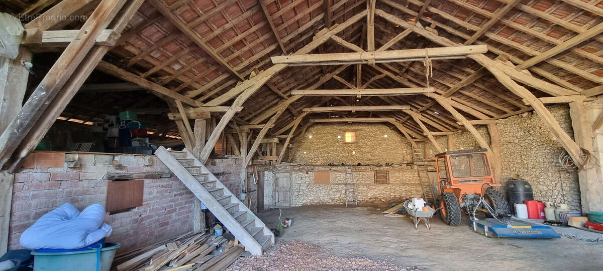 Maison à CASTELNAU-MONTRATIER