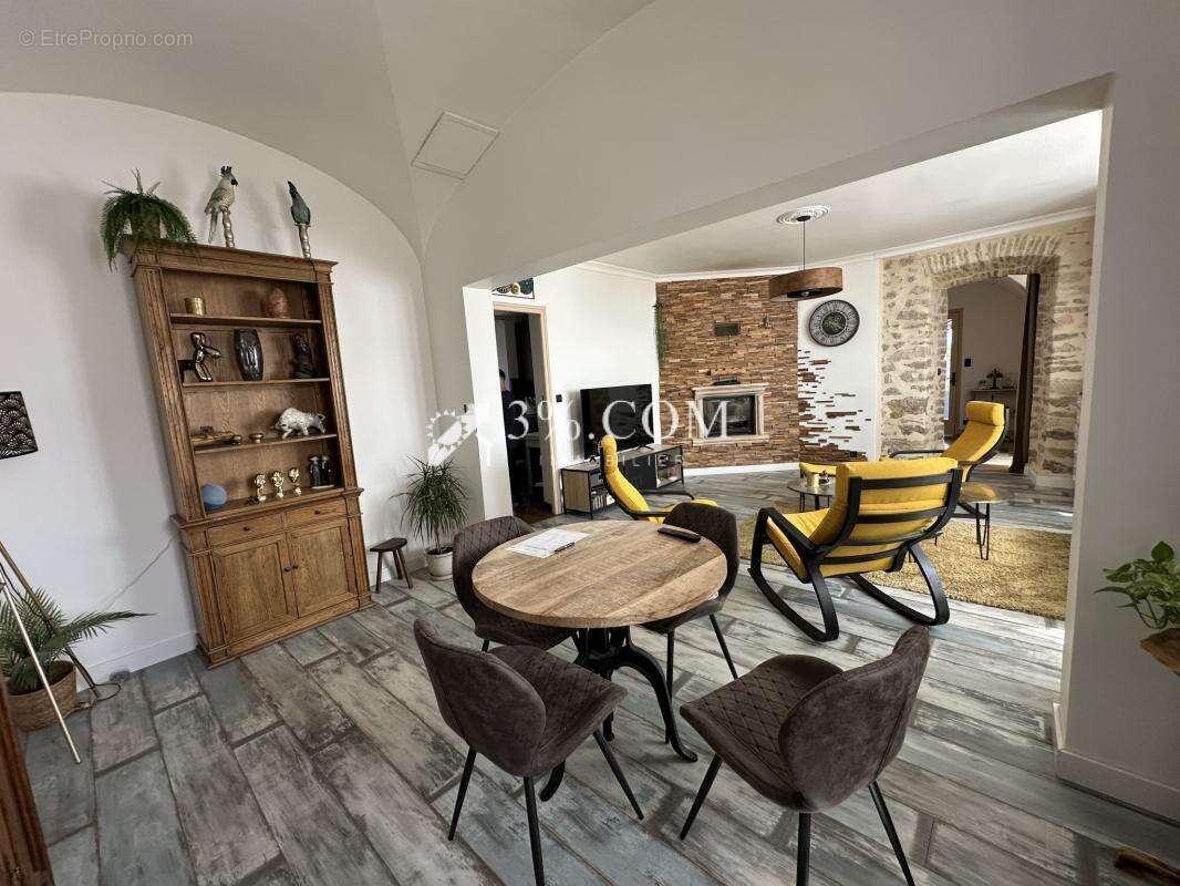 Maison à SAINT-HILAIRE-DE-BRETHMAS