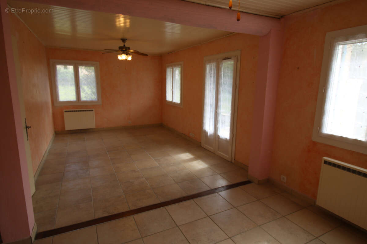 Maison à FONTVIEILLE