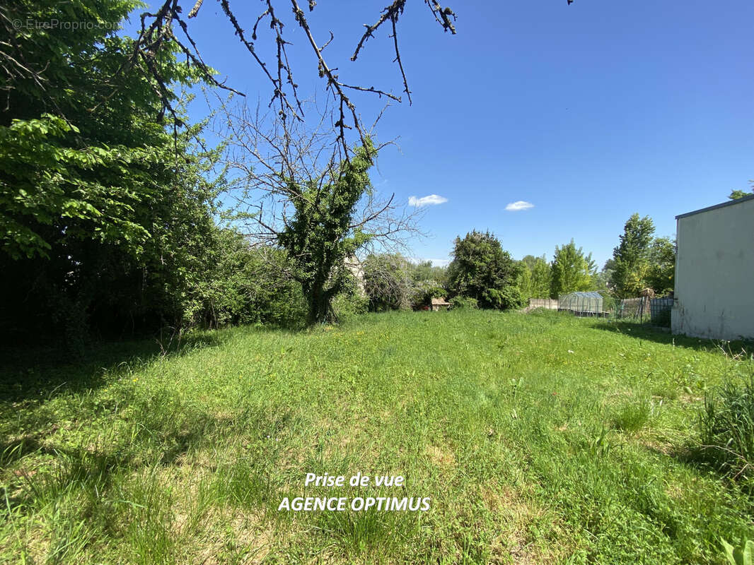 Terrain à VILLENEUVE-LA-GUYARD