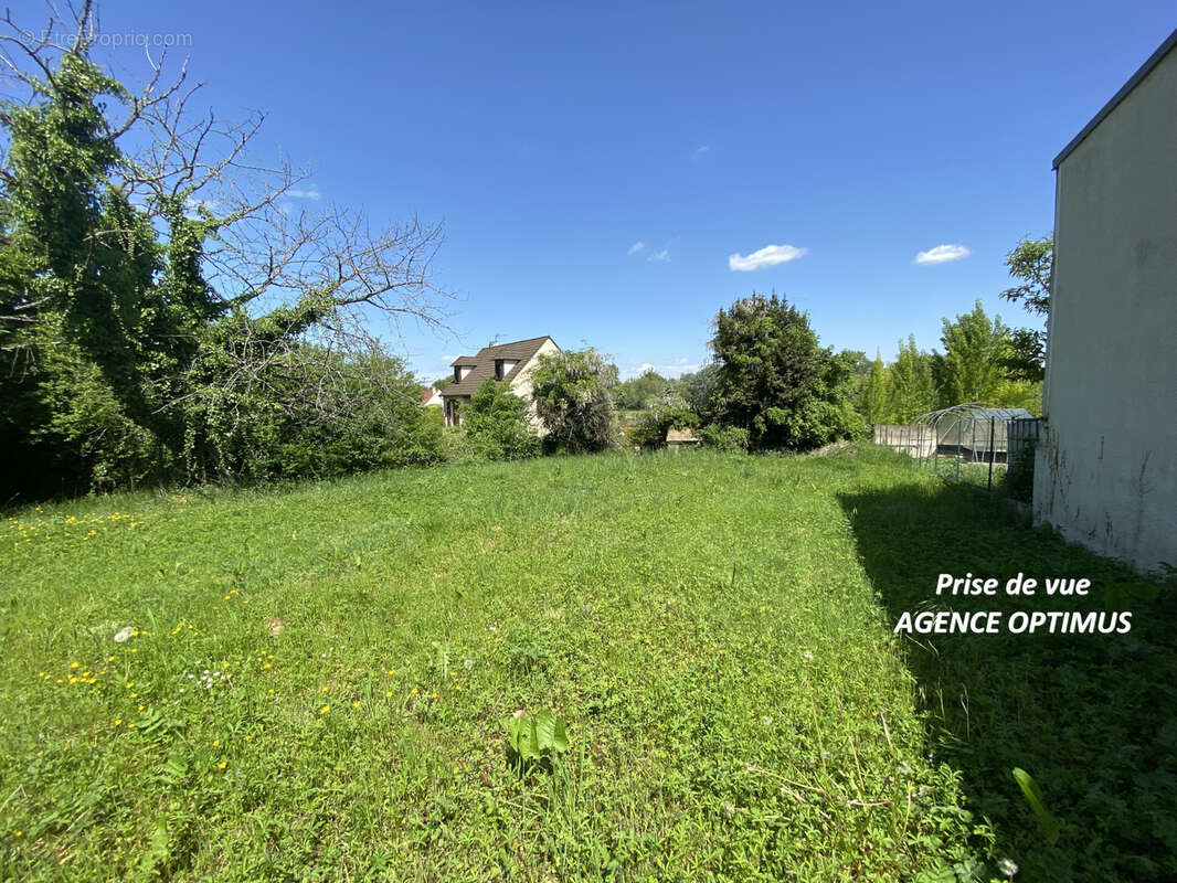 Terrain à VILLENEUVE-LA-GUYARD