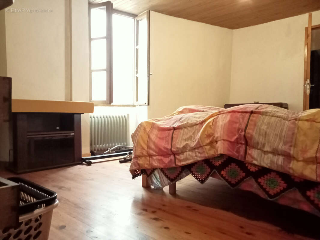 Maison à SAINT-LAURENT-DU-PAPE