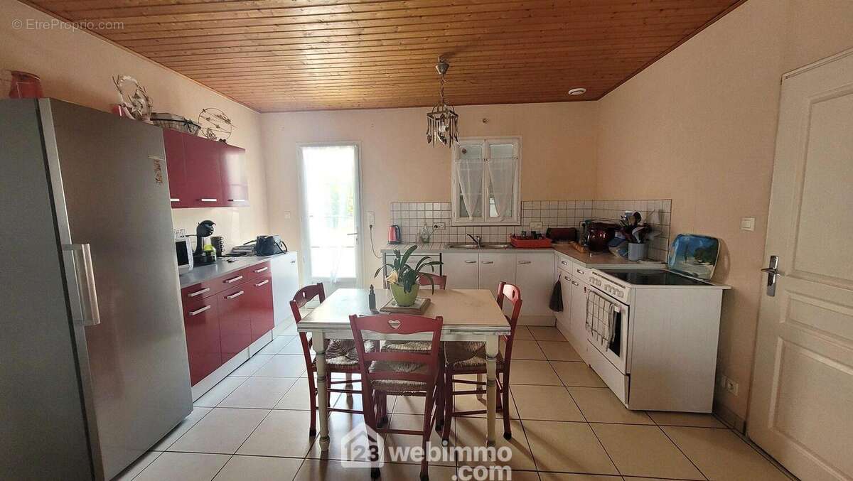 et son côté cuisine - Maison à LE BERNARD