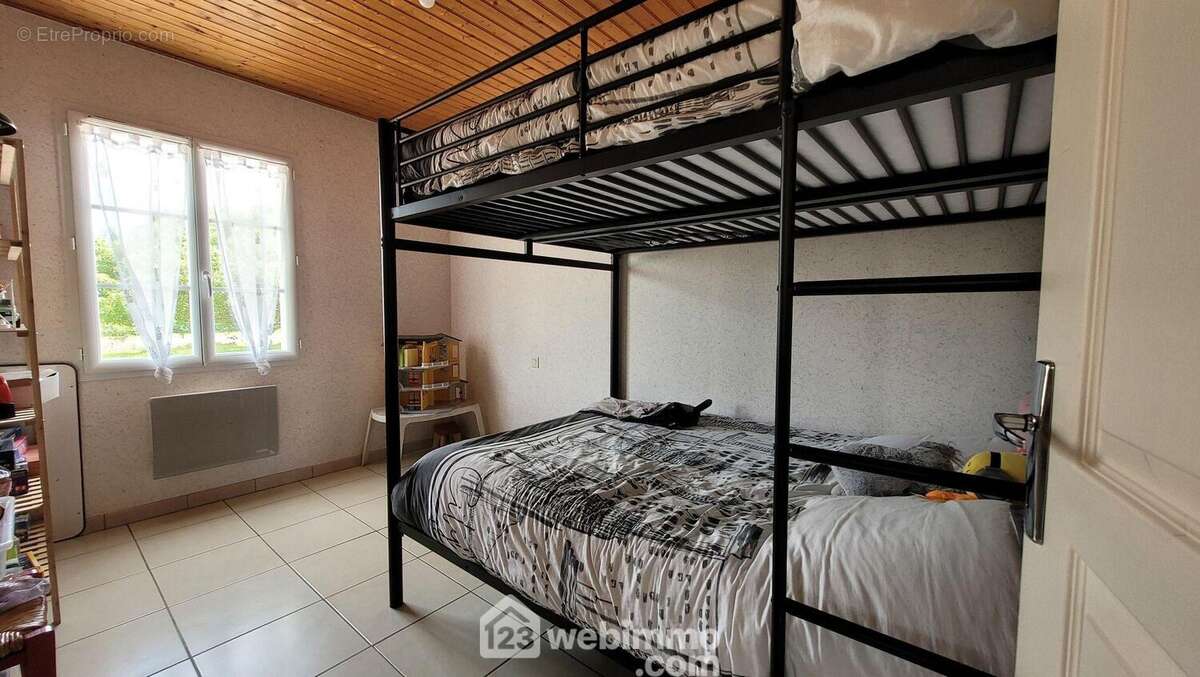 Une 2ème chambre de 10,22m² - Maison à LE BERNARD